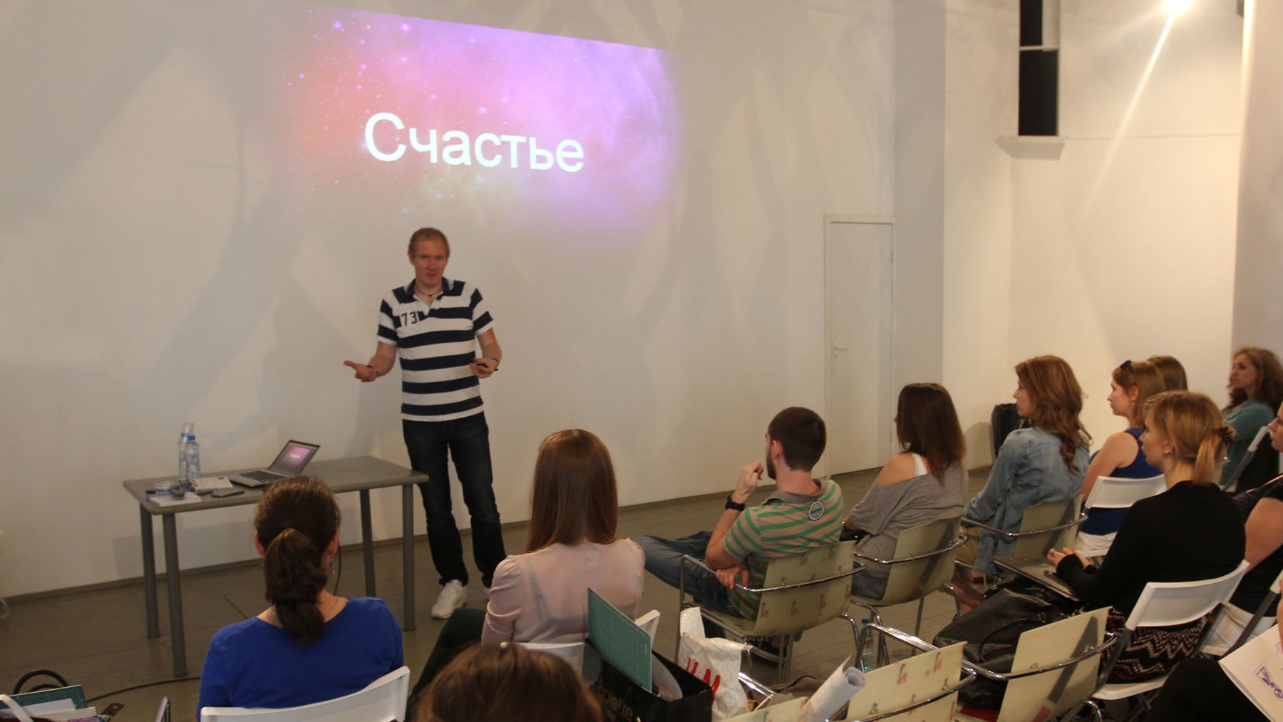 Леонид Бугаев выступает на деловом мероприятии