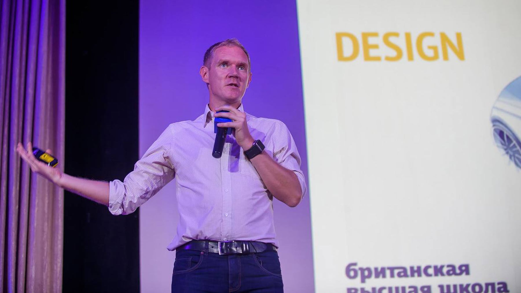 Леонид Бугаев выступает на деловом мероприятии
